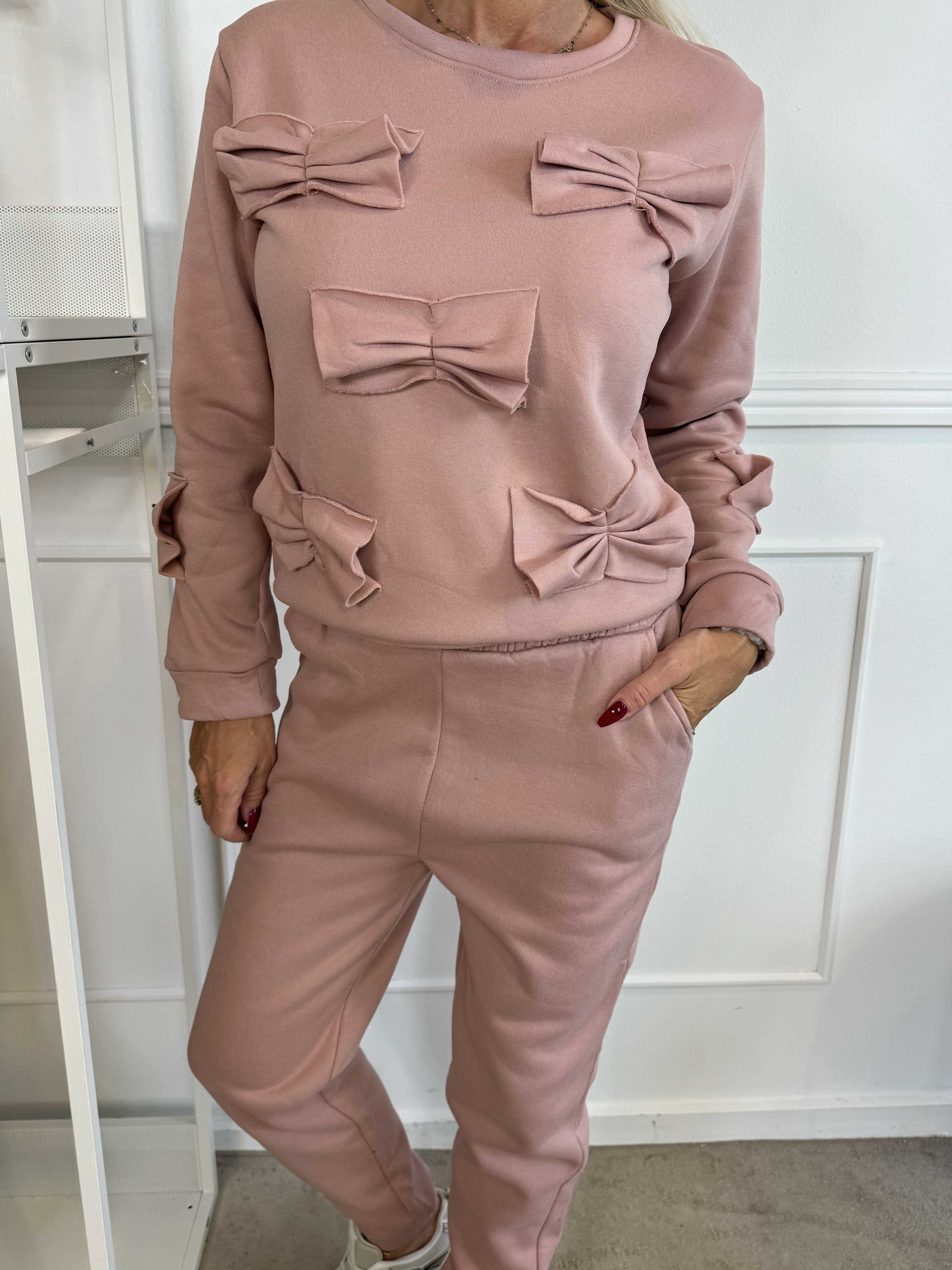 Yeva - Joggingdräkt med små rosetter